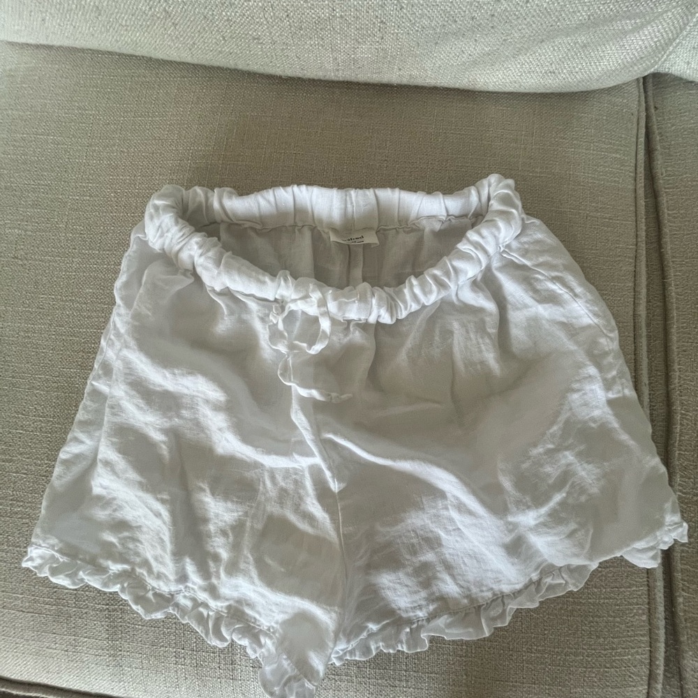 Wilfred White Ruffle Hem Linen-Blend Shorts